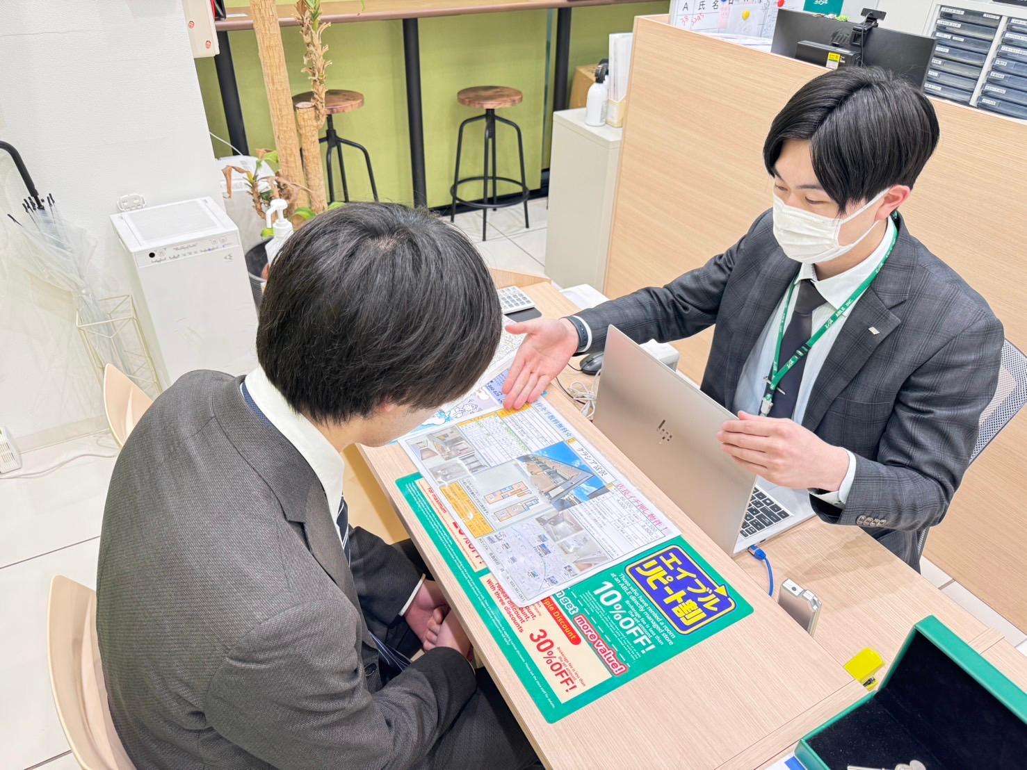 店舗スタッフ接客写真
