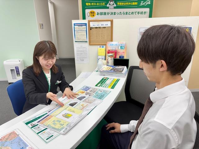 店舗スタッフ接客写真