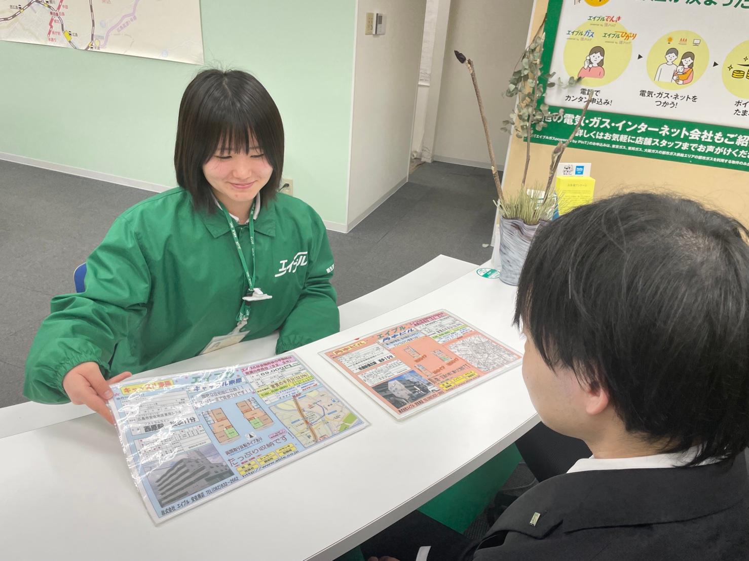 店舗スタッフ接客写真
