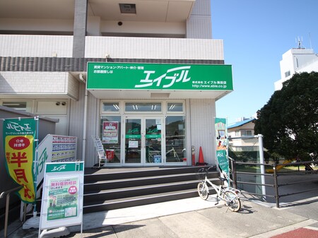 ＪＲ海田市駅南口の駅前ロータリーのローソン隣ににございます。緑色の看板が目印です。