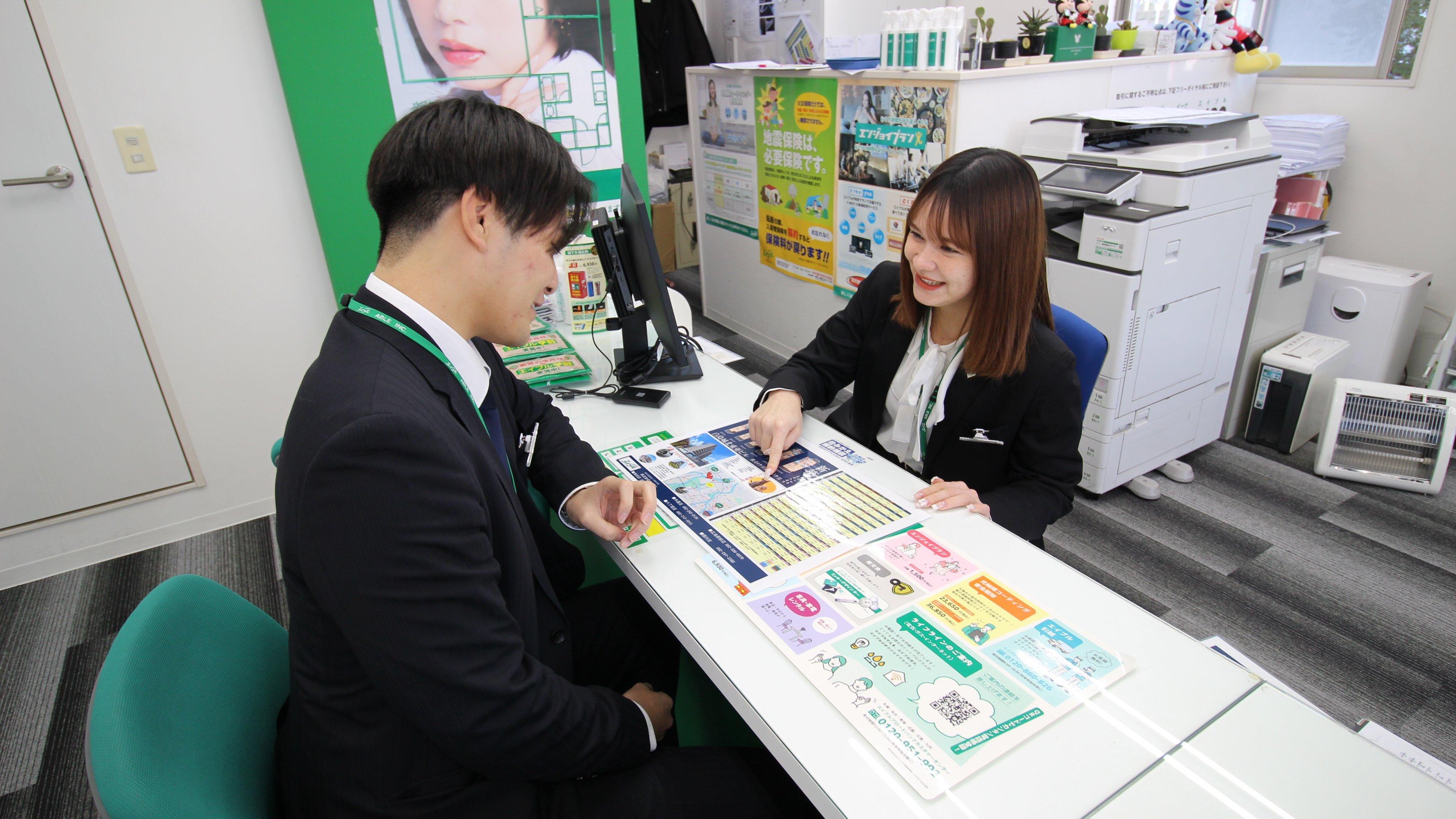 店舗スタッフ接客写真