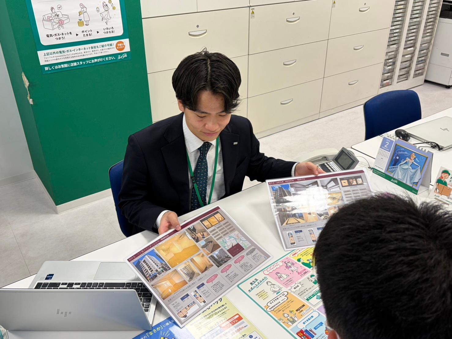 店舗スタッフ接客写真