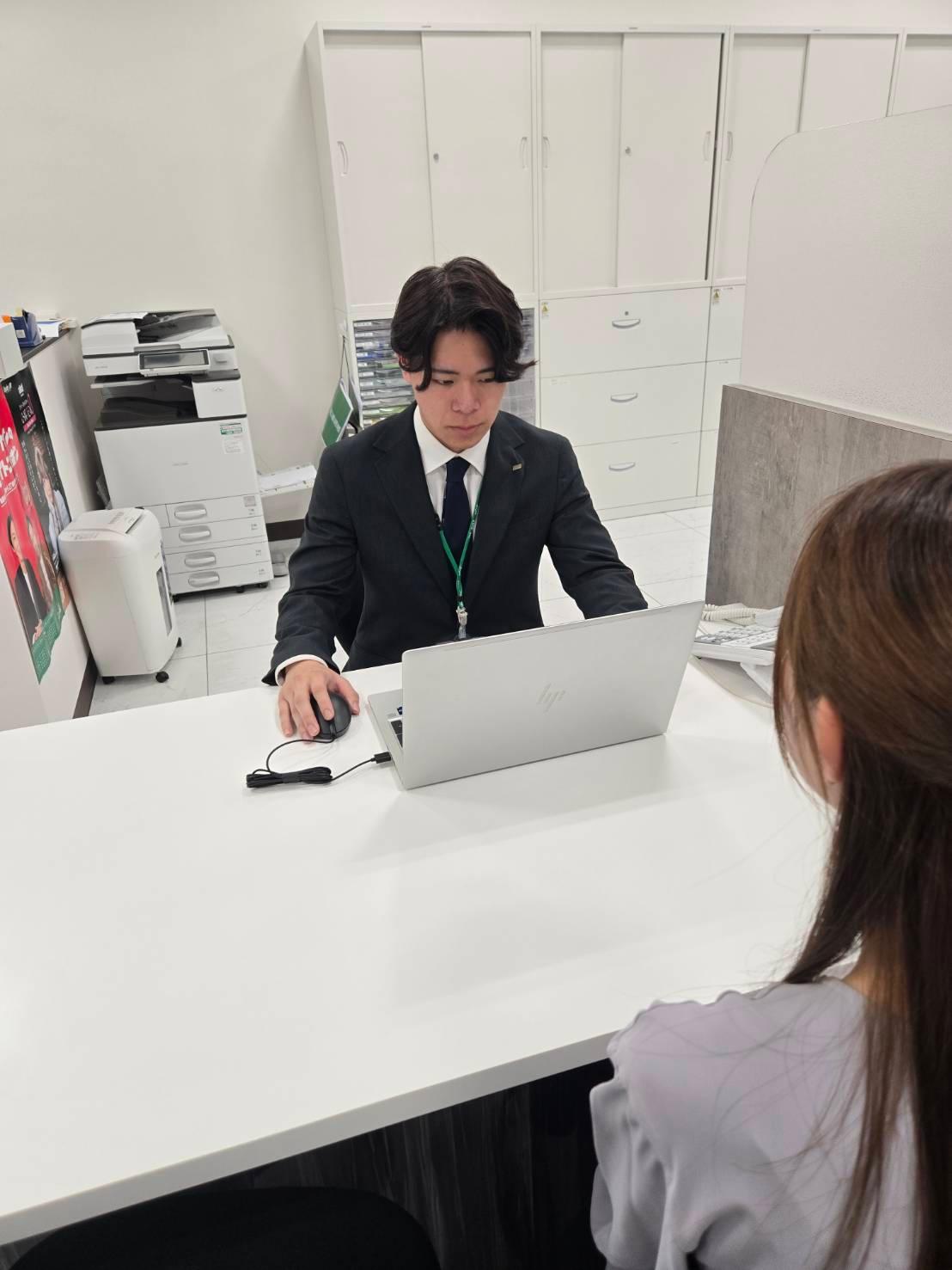 店舗スタッフ接客写真