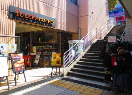 TuLLY's COFFEE（カフェショップ）横の階段を上ります。