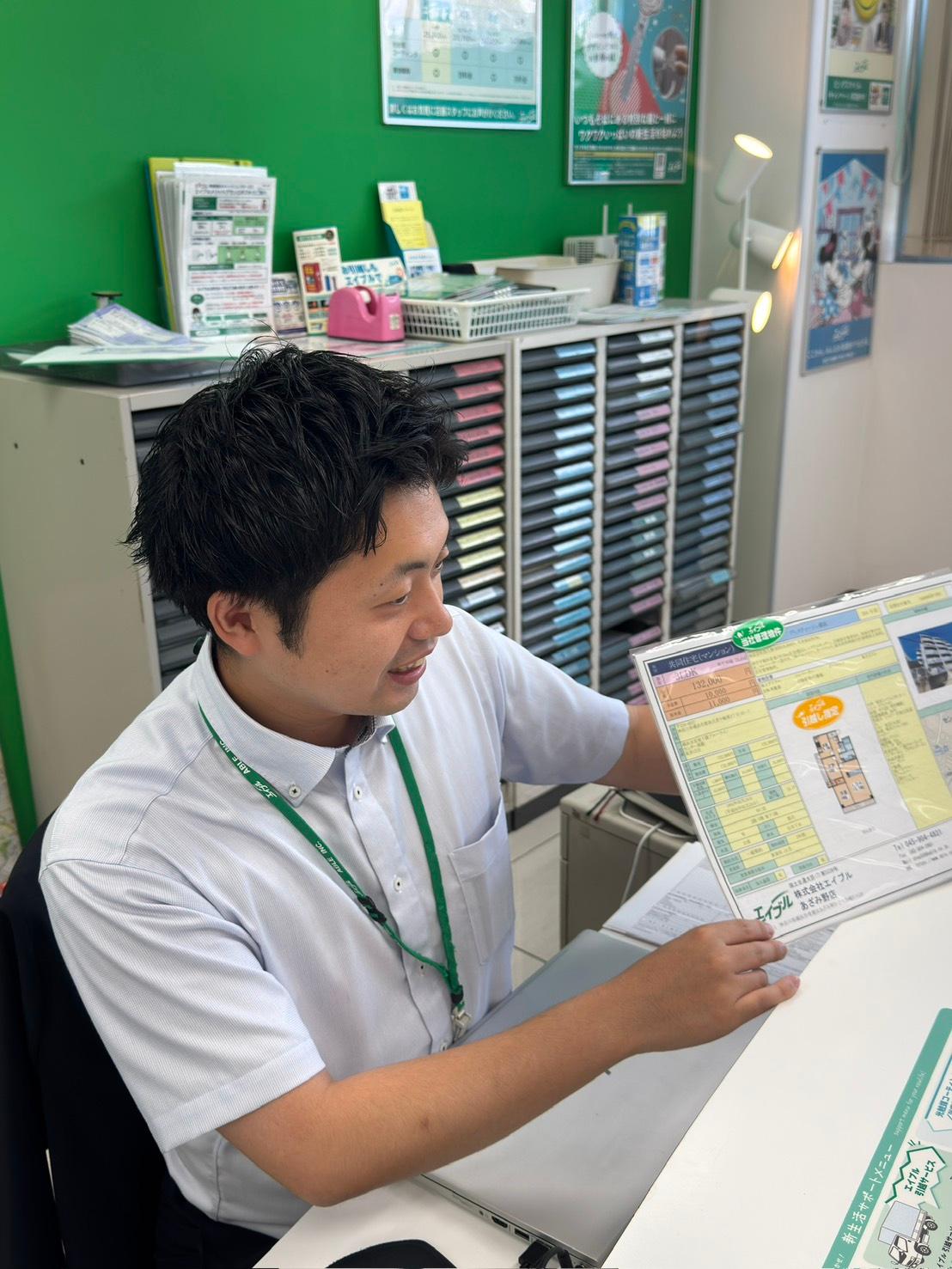 店舗スタッフ接客写真