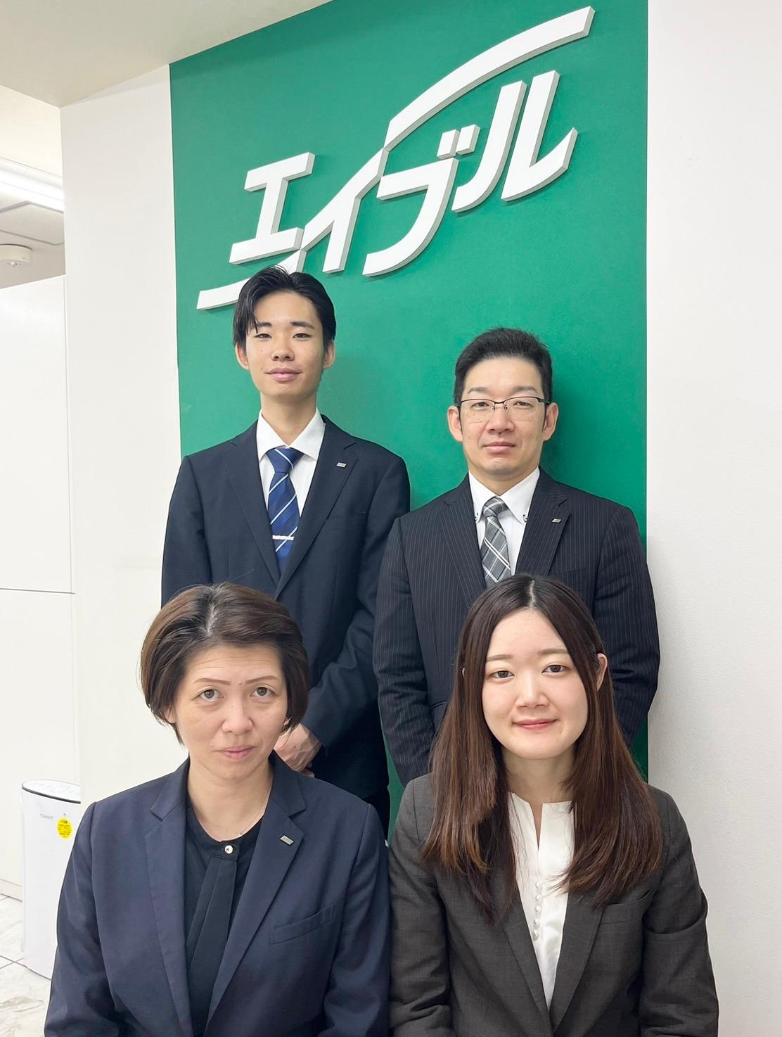 店舗スタッフ集合写真