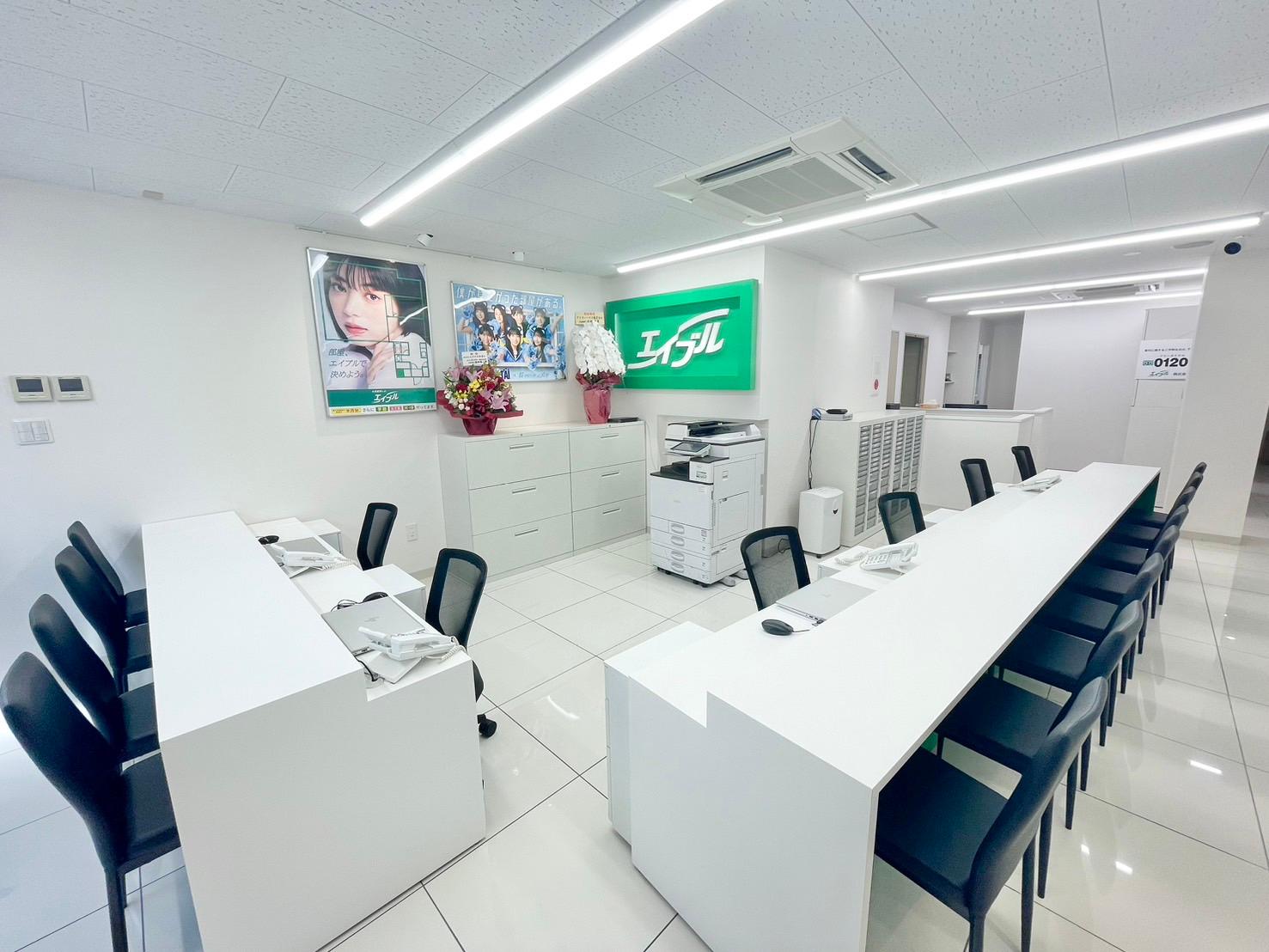 店舗スタッフ接客写真