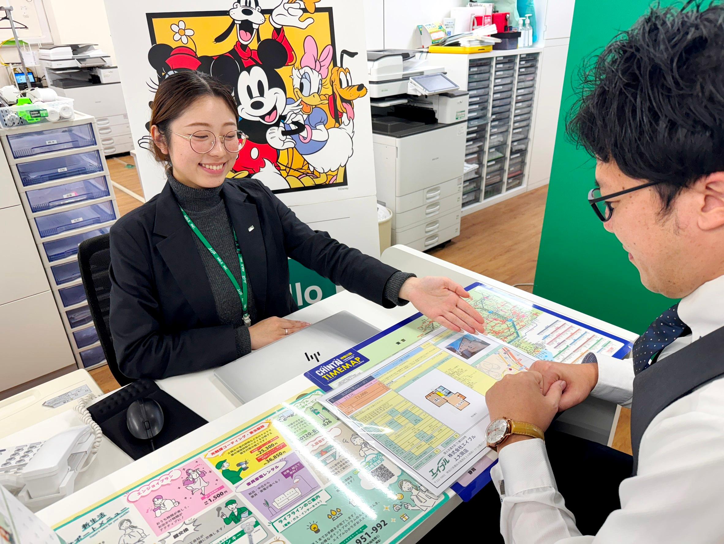 店舗スタッフ接客写真