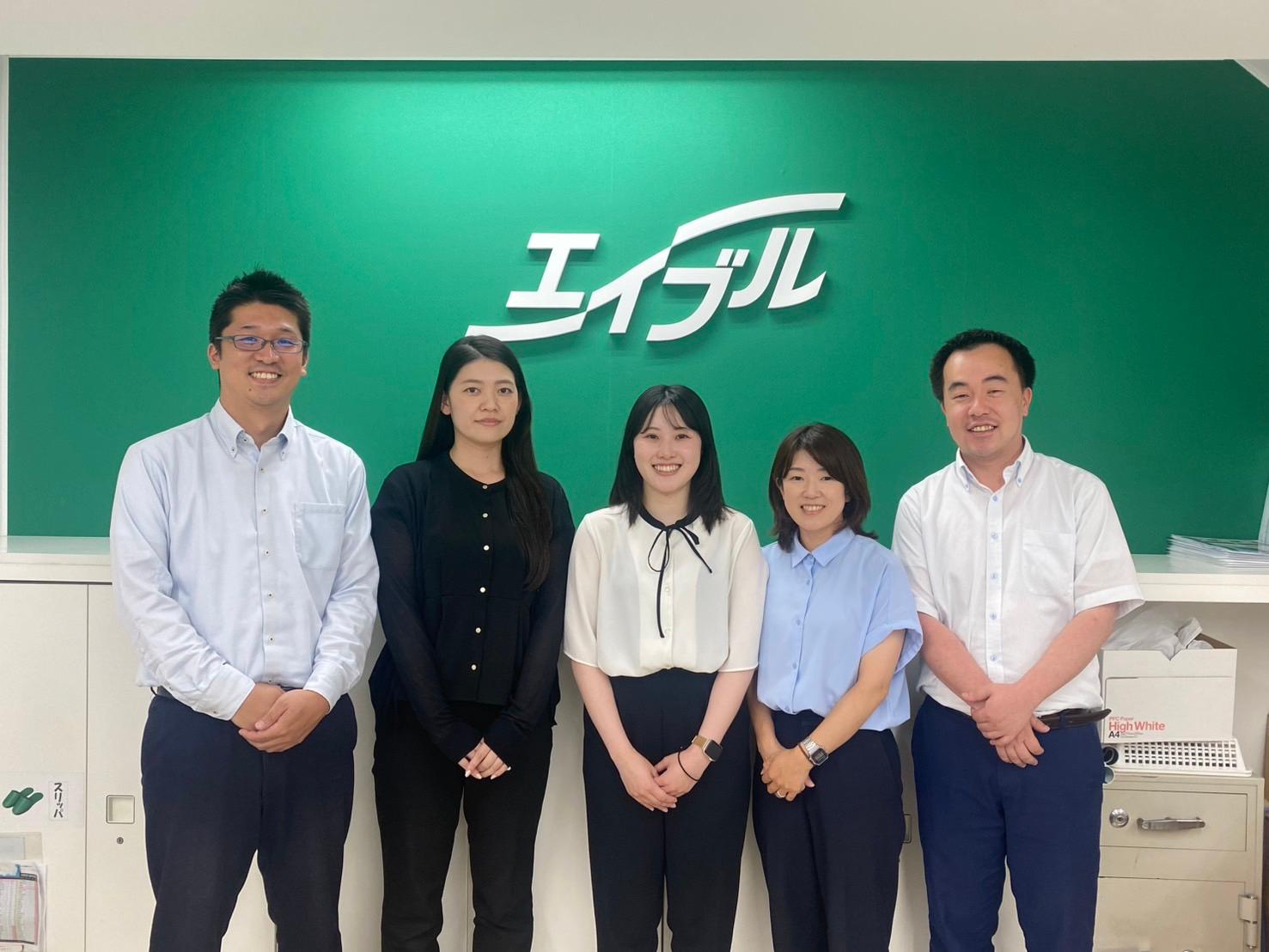 店舗スタッフ集合写真