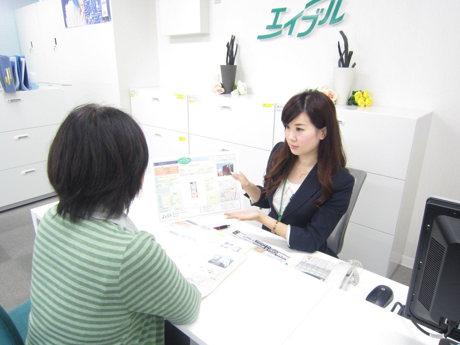 店舗スタッフ接客写真