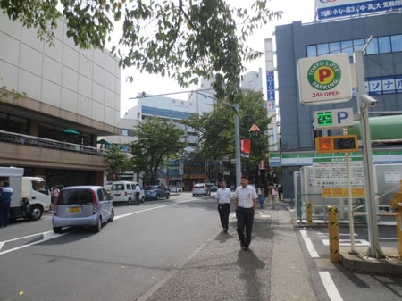 東急フレルさんを正面に右手に直進して頂きます。ファミリーマートさんの先にT字路が御座います。