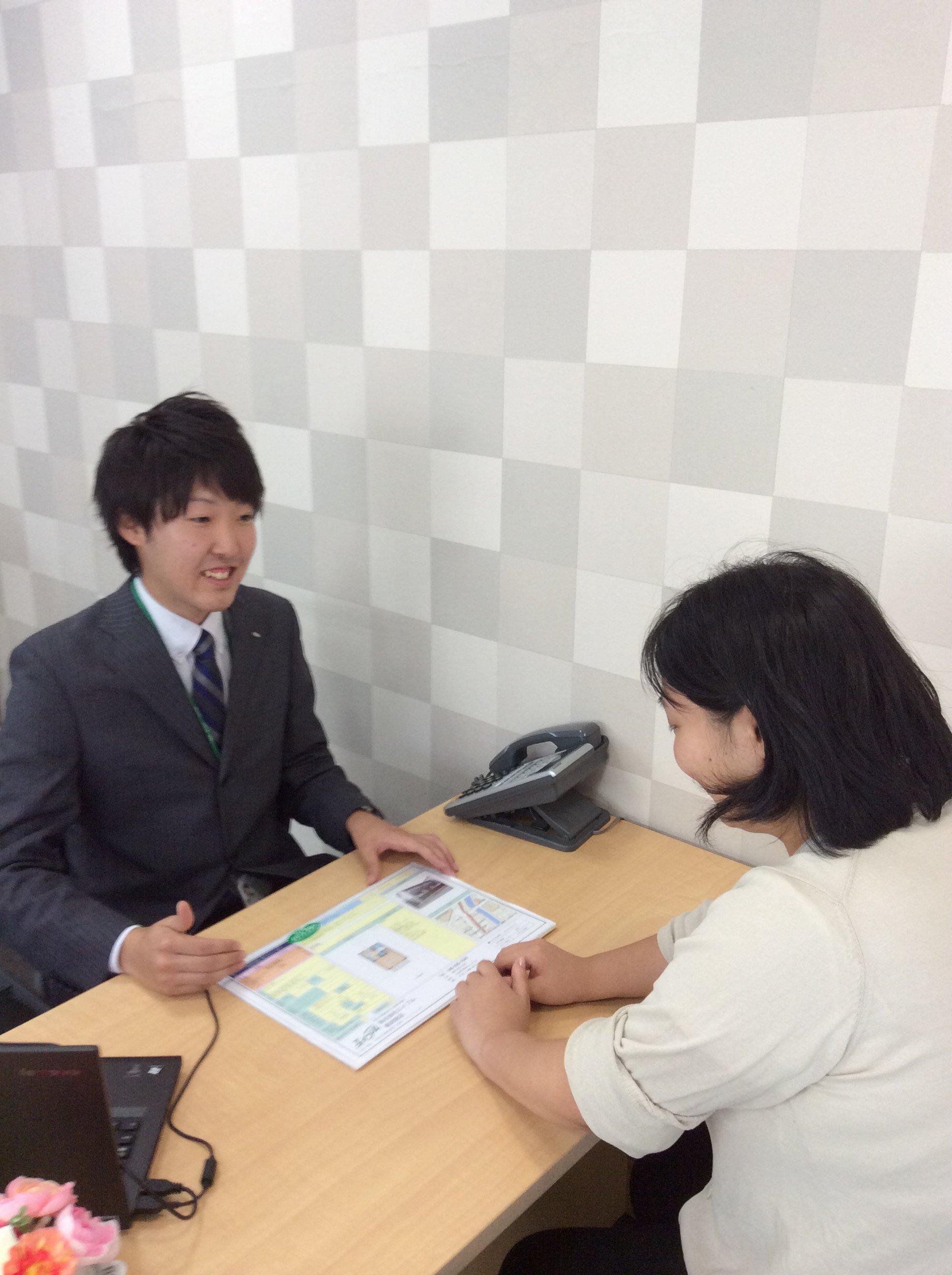 店舗スタッフ接客写真