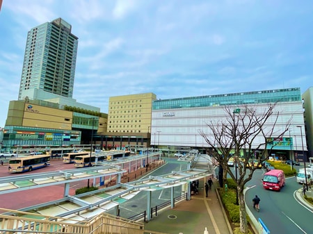 京浜東北線・京急線・鶴見線の３路線利用可能です！駅前は大きなバスターミナルもありお店も沢山あります！