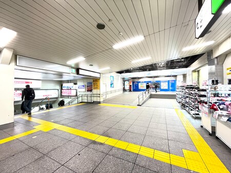 京浜東北線鶴見駅西口の改札を出て階段を下りずにまっすぐ直進してつきあたりを左へおすすみください！