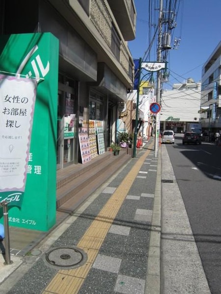 お店からまっすぐ歩いて突き当たりの白い建物が中山の駅ビルです。近いですよ！