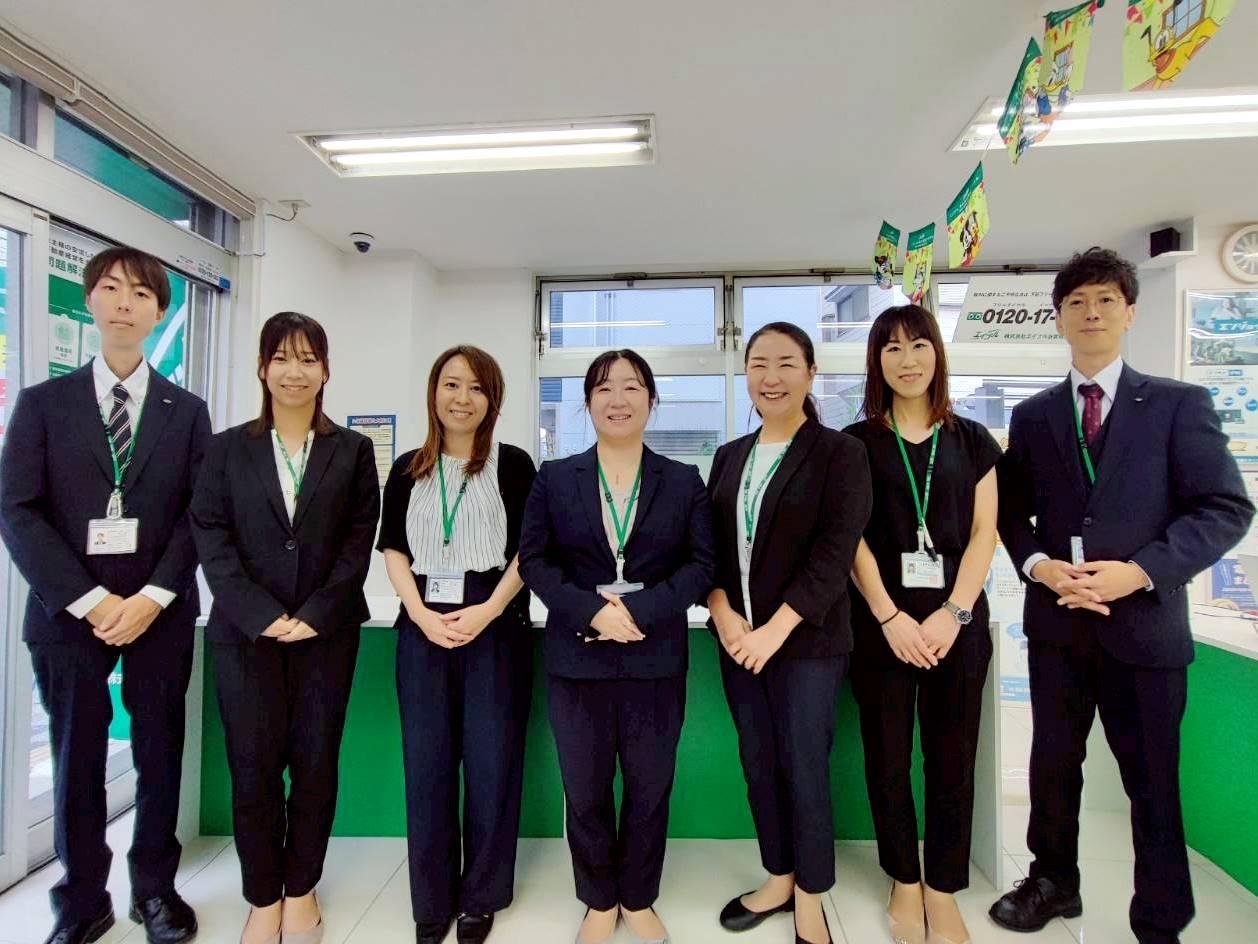 店舗スタッフ集合写真