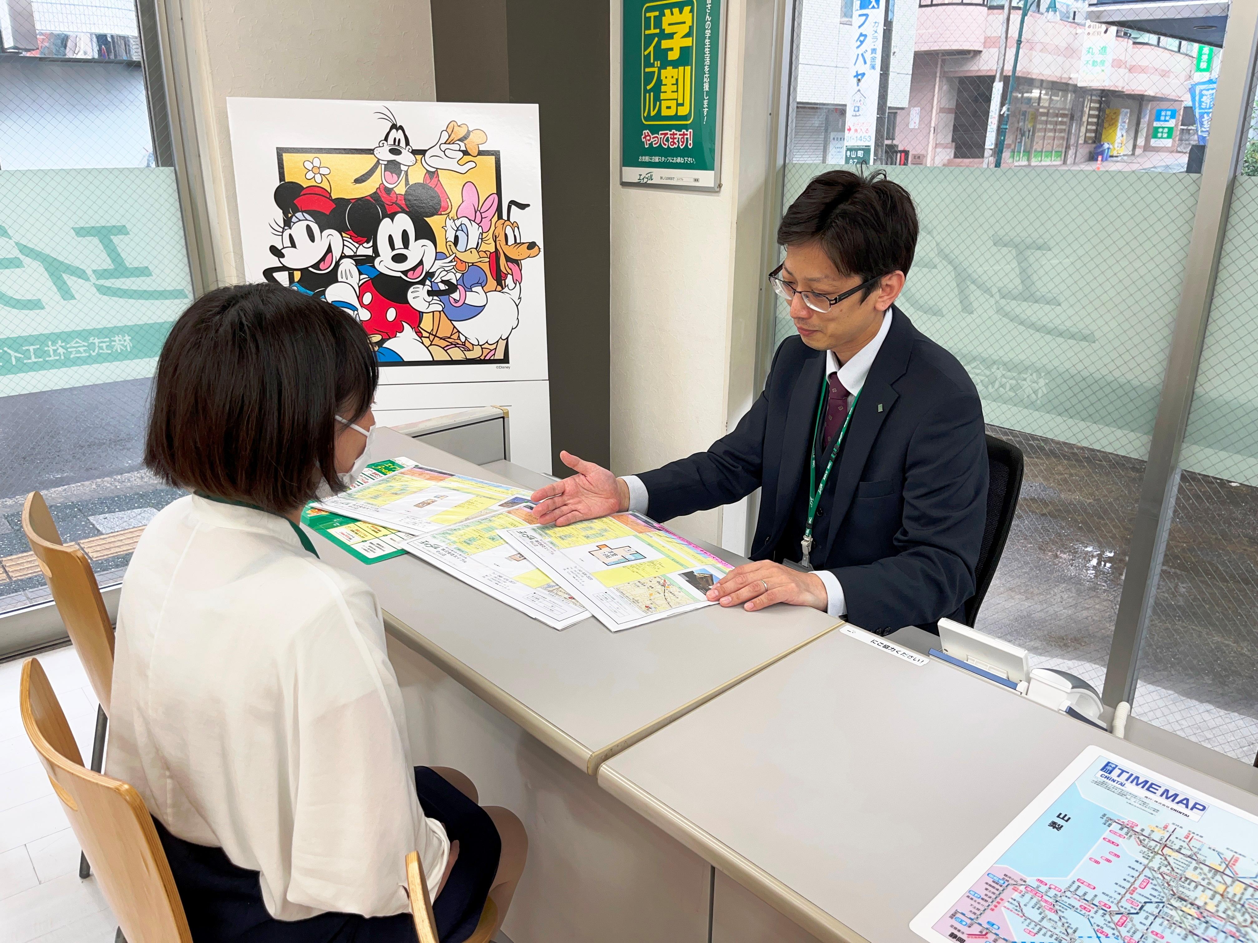 店舗スタッフ接客写真