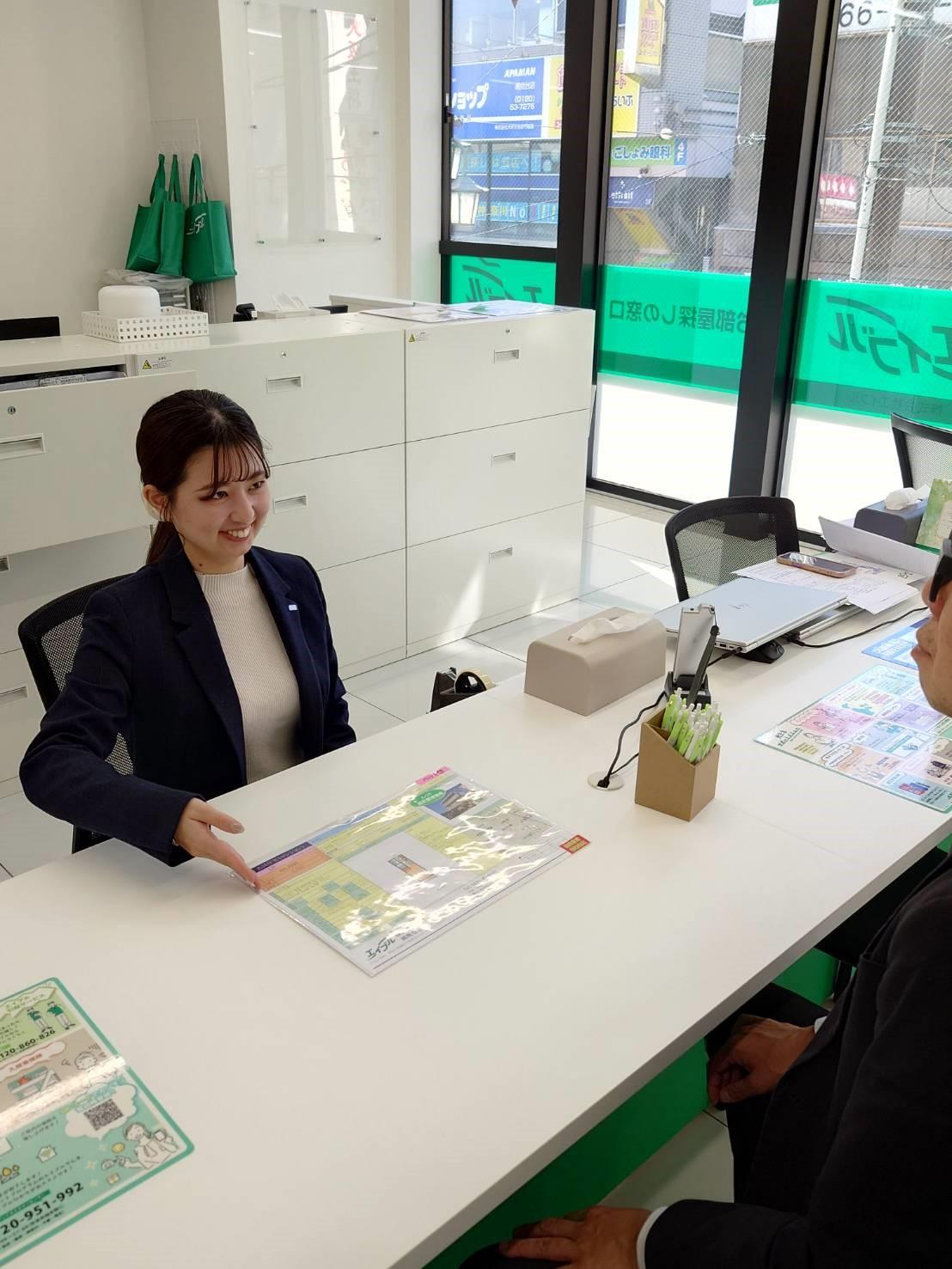 店舗スタッフ接客写真