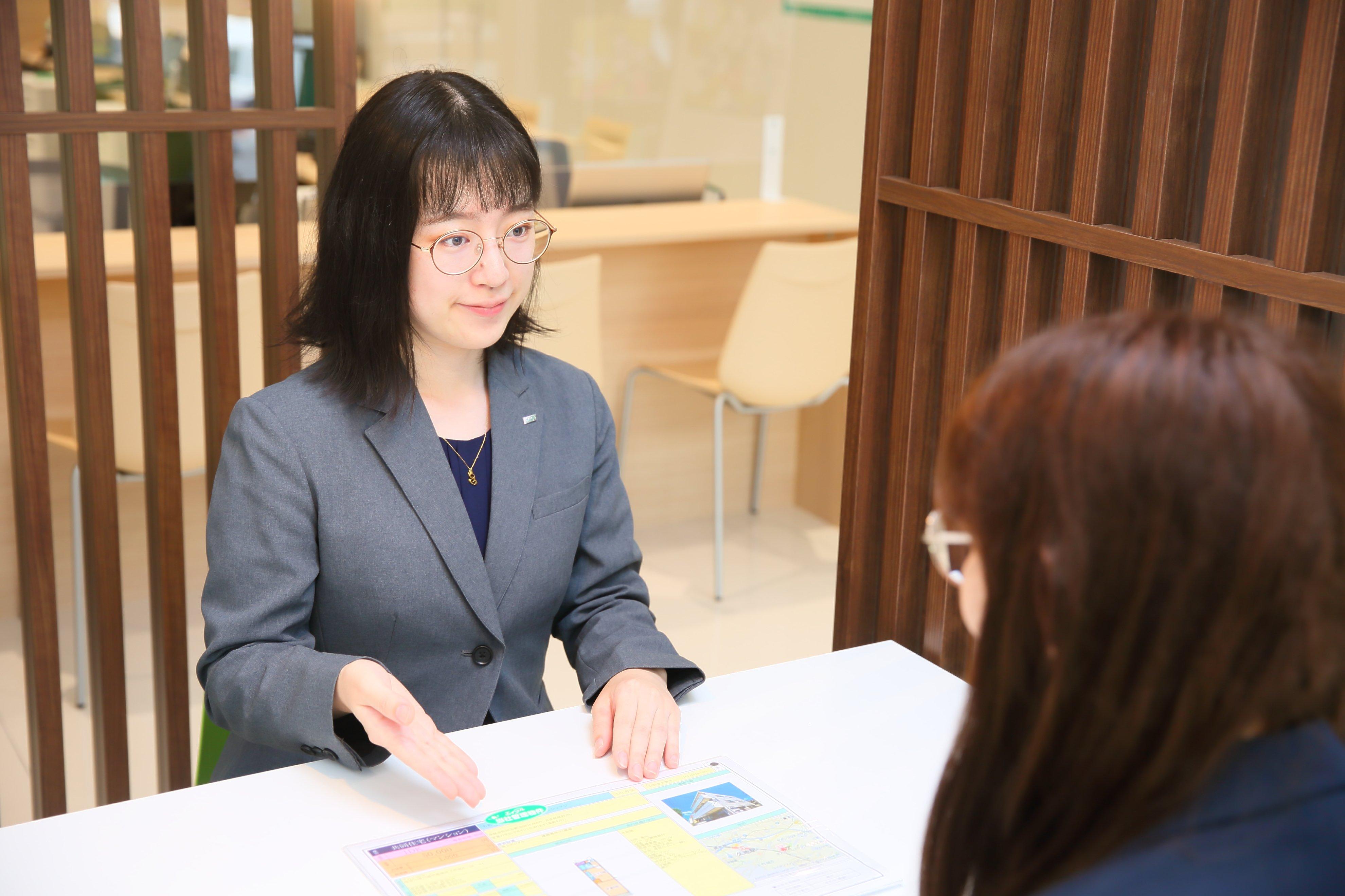 店舗スタッフ接客写真