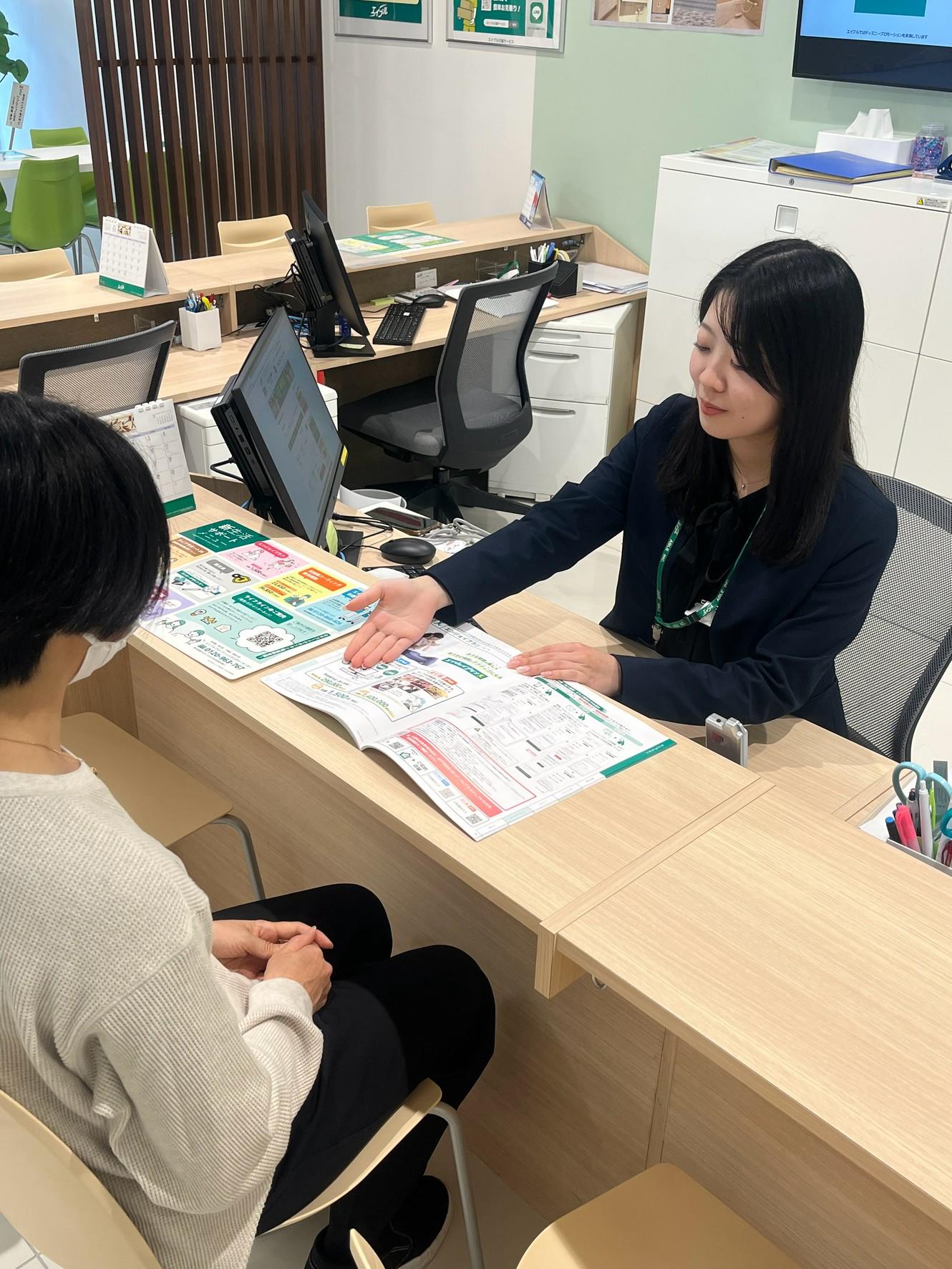 店舗スタッフ接客写真