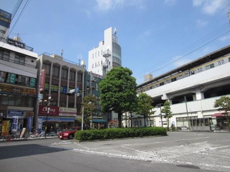 武蔵新城駅改札を出て右（みぎ）へ、南口バスロ－タリ―です。