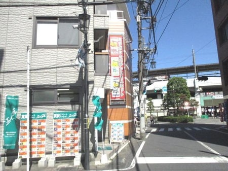 建物から武蔵新城駅が見えます。