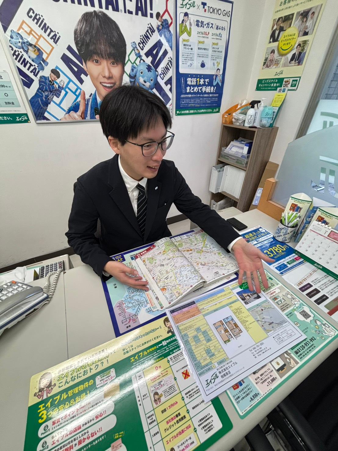 店舗スタッフ接客写真