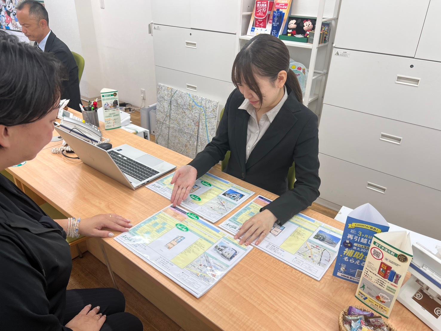 店舗スタッフ接客写真