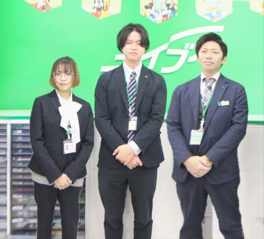 店舗スタッフ集合写真