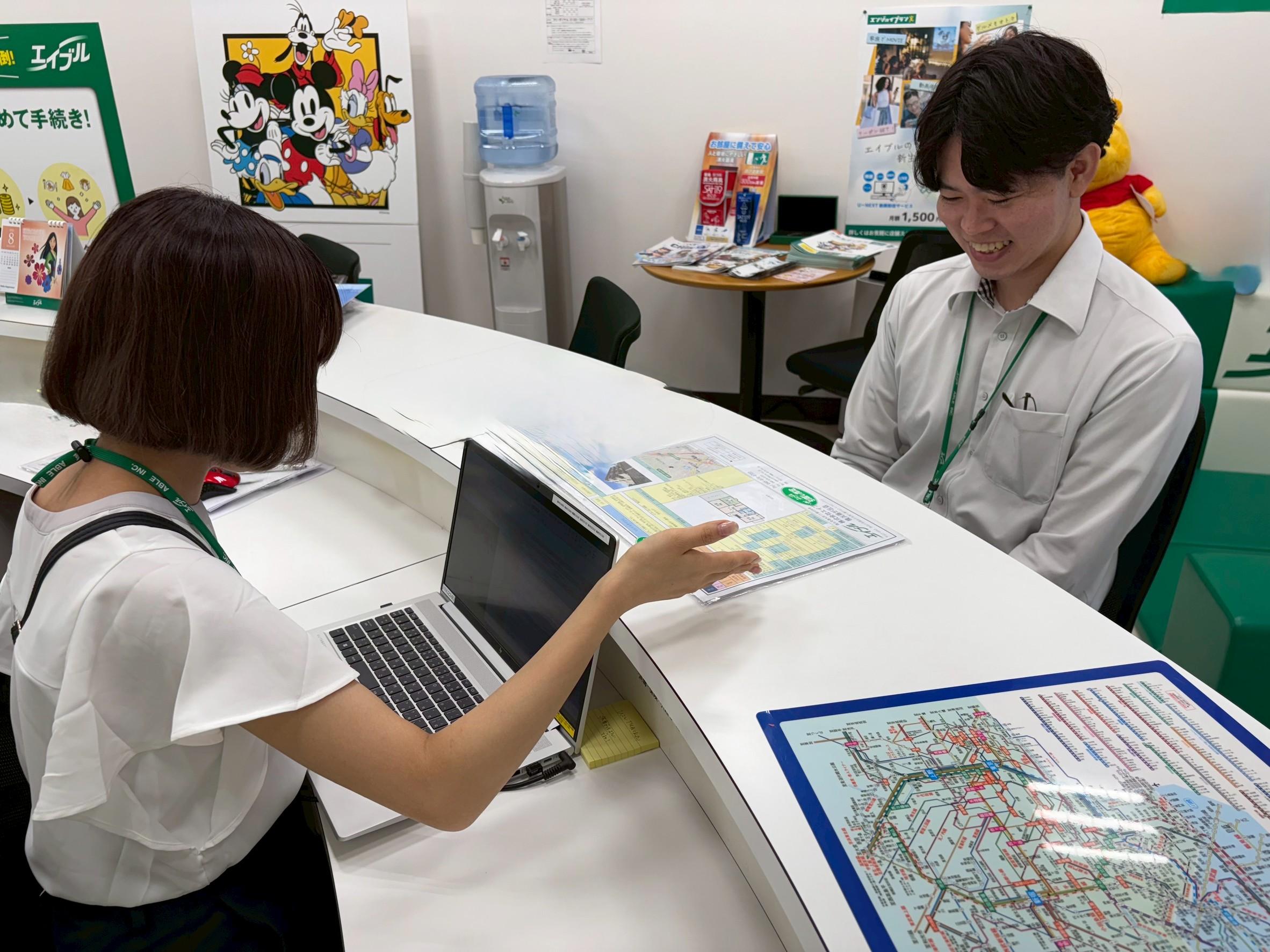 店舗スタッフ接客写真