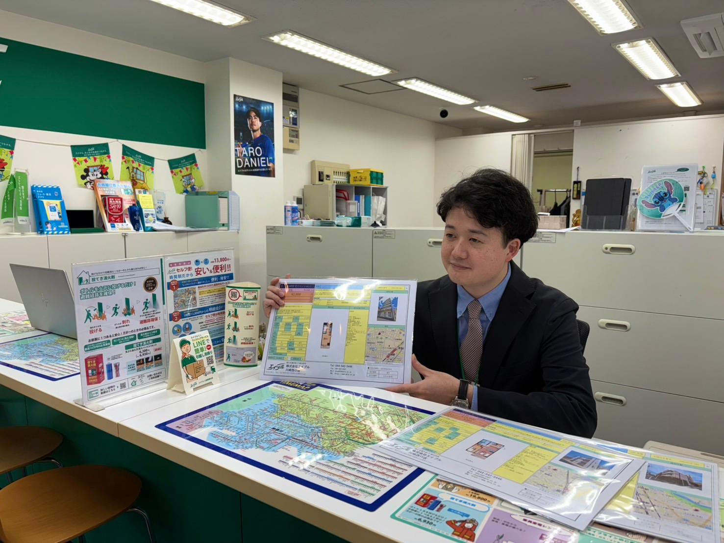店舗スタッフ接客写真