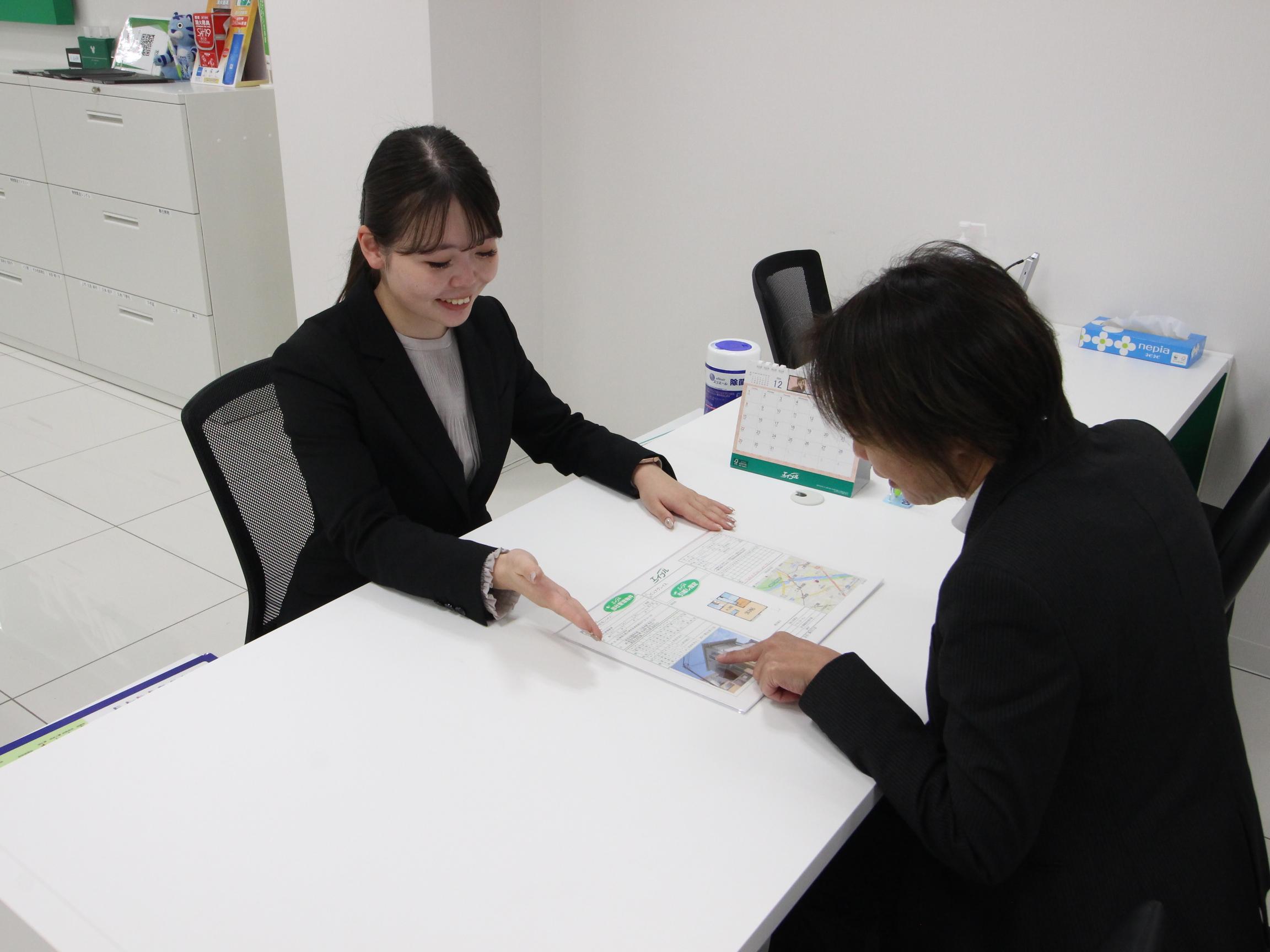 店舗スタッフ接客写真