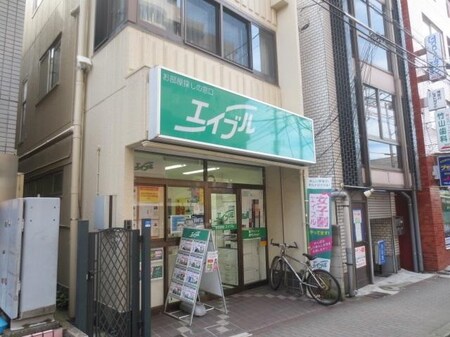 富士見通り商店街沿いの１Ｆにございます。携帯屋さんの隣です！！
