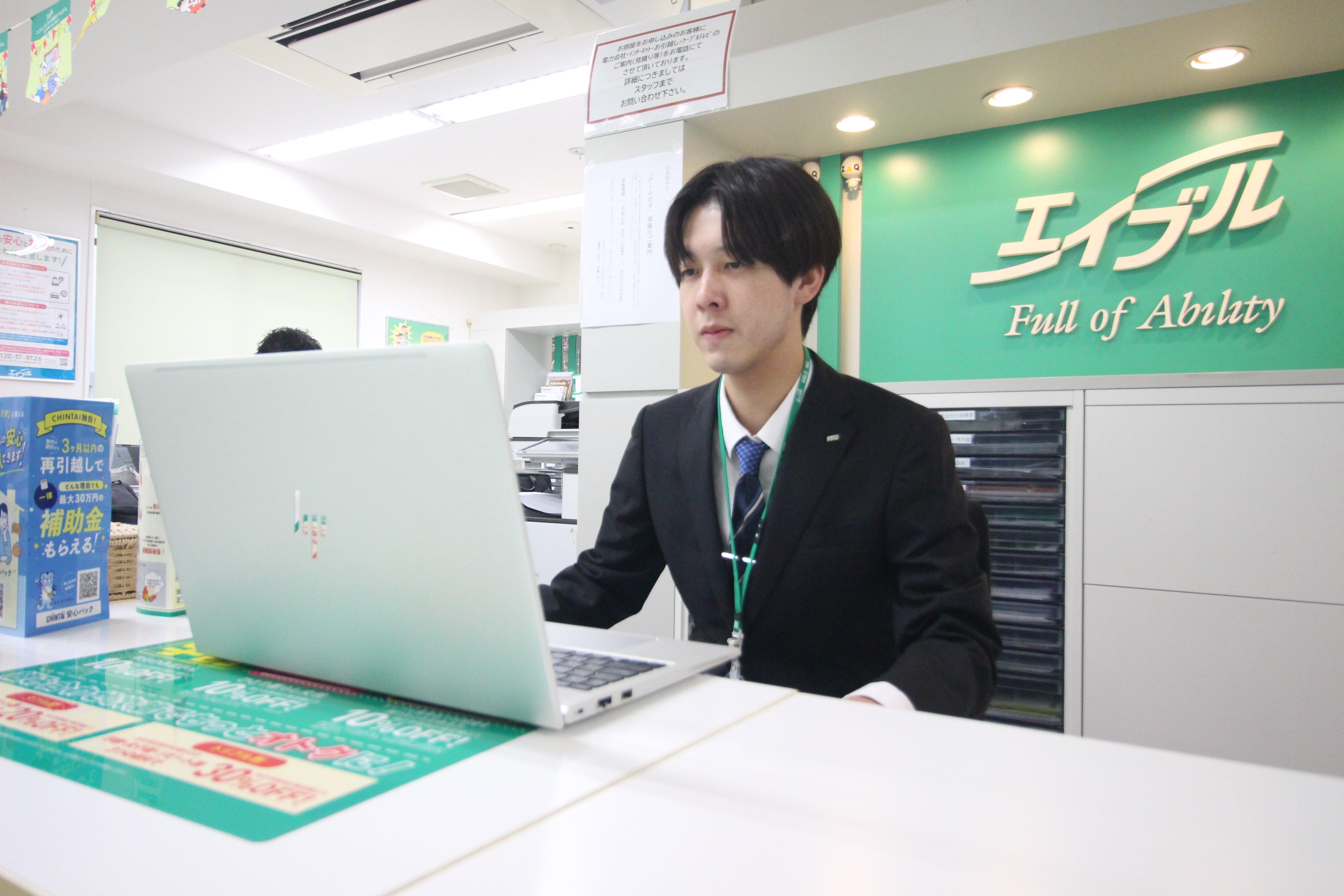 店舗スタッフ接客写真