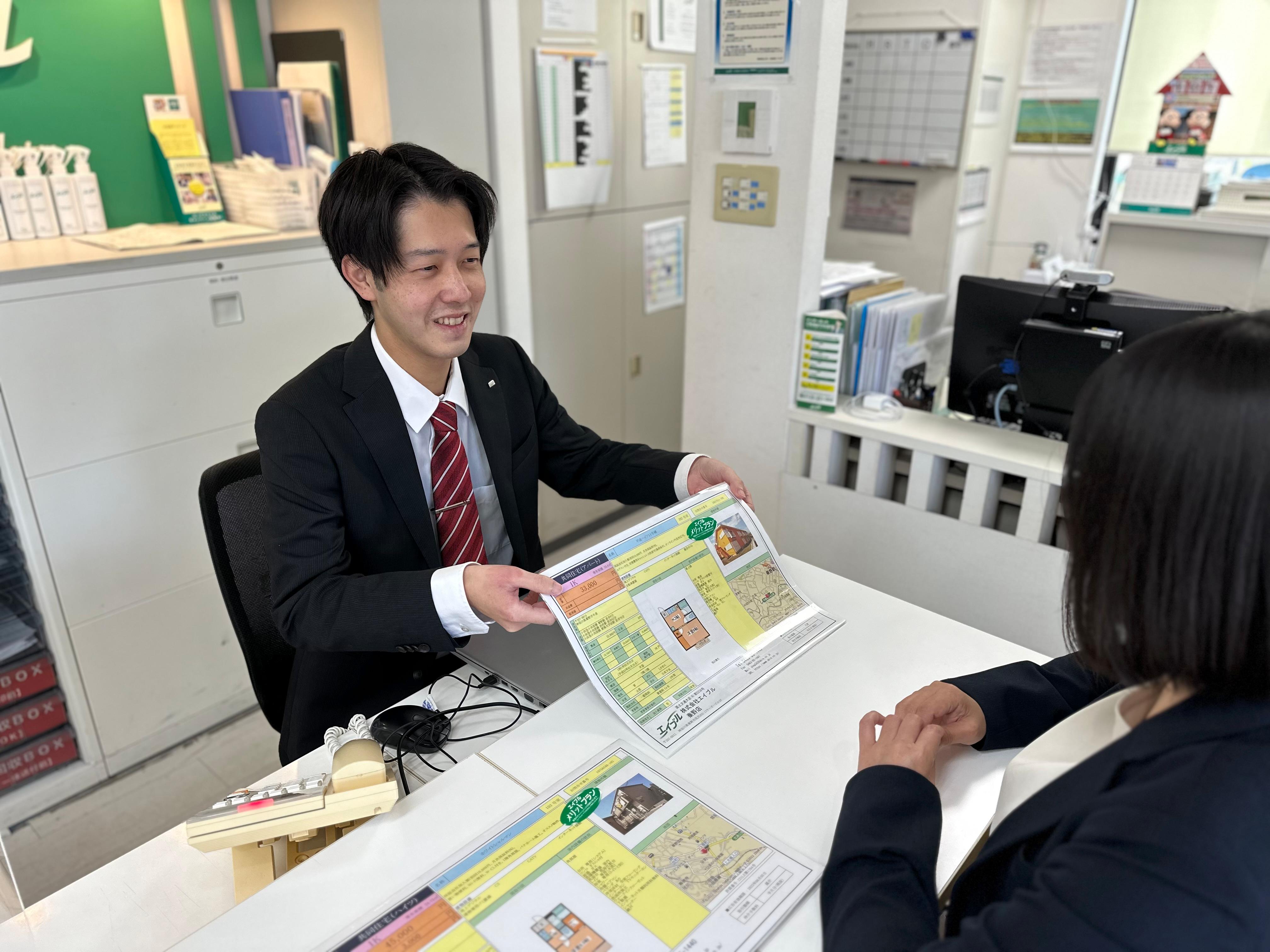 店舗スタッフ接客写真