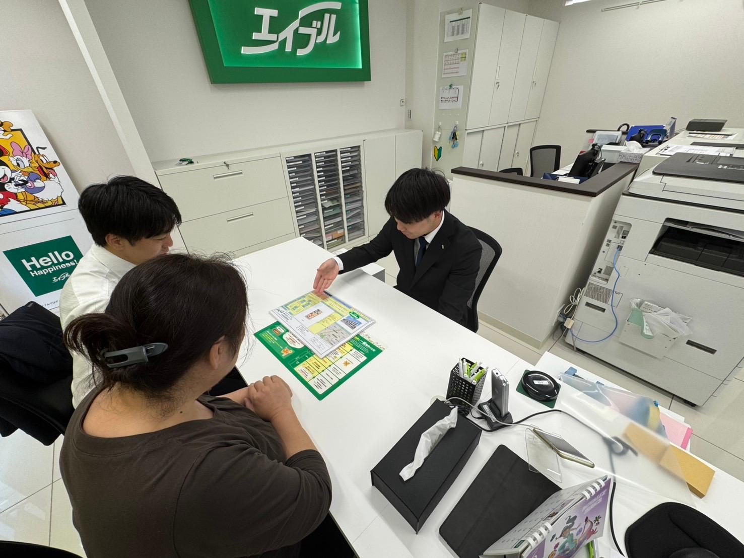 店舗スタッフ接客写真