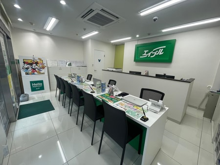 店舗は１階にあり、ガラス貼りの明るい雰囲気です。