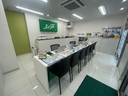 明るい店内。