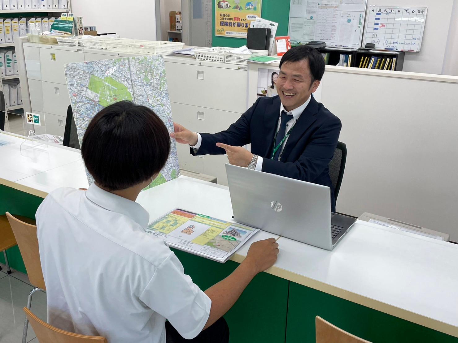 店舗スタッフ接客写真