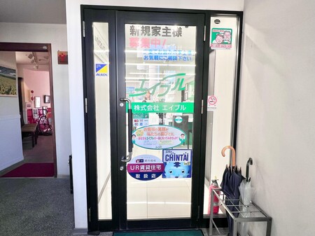 店内へはこちらのドアよりお入り下さいませ