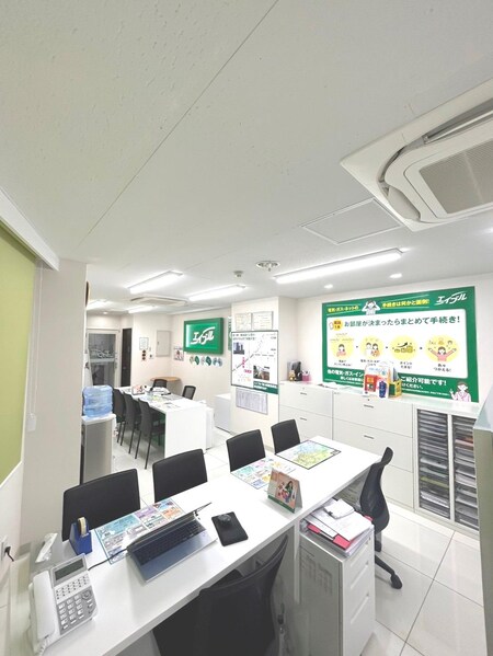 白を基調とした明るい店内で、ゆっくりとお話をお聞かせ下さいませ。