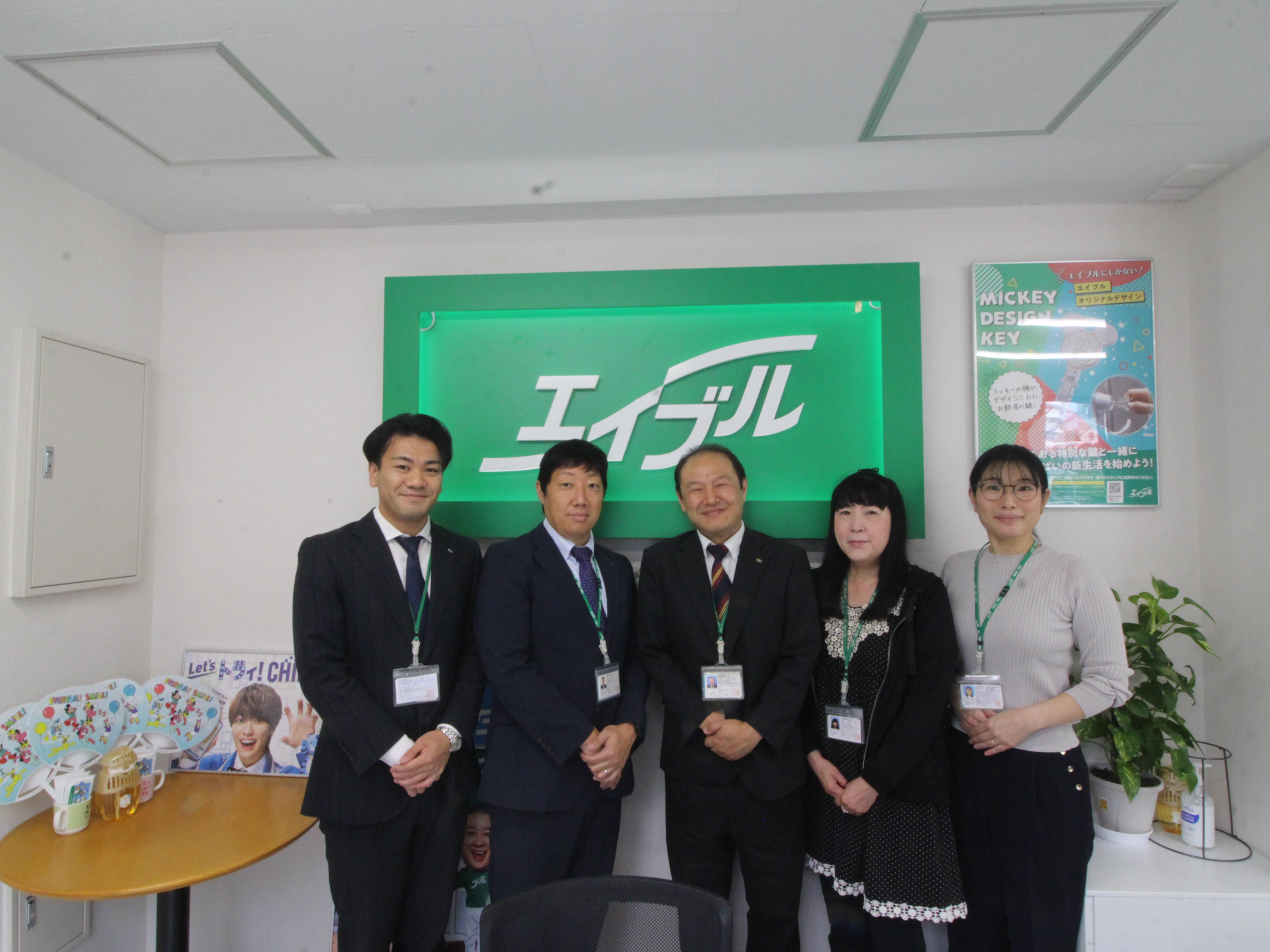 店舗スタッフ集合写真