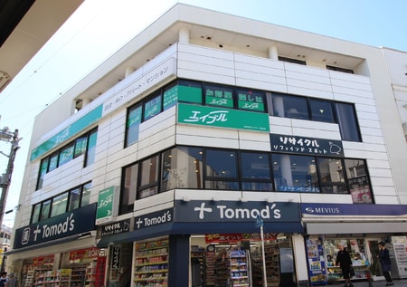大倉山駅改札を出られましたら真正面に薬局の『Tomod's』があります。そのビルの3階です。