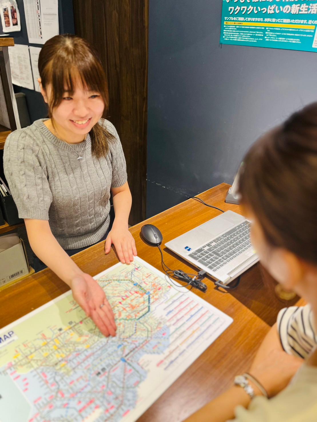 店舗スタッフ接客写真