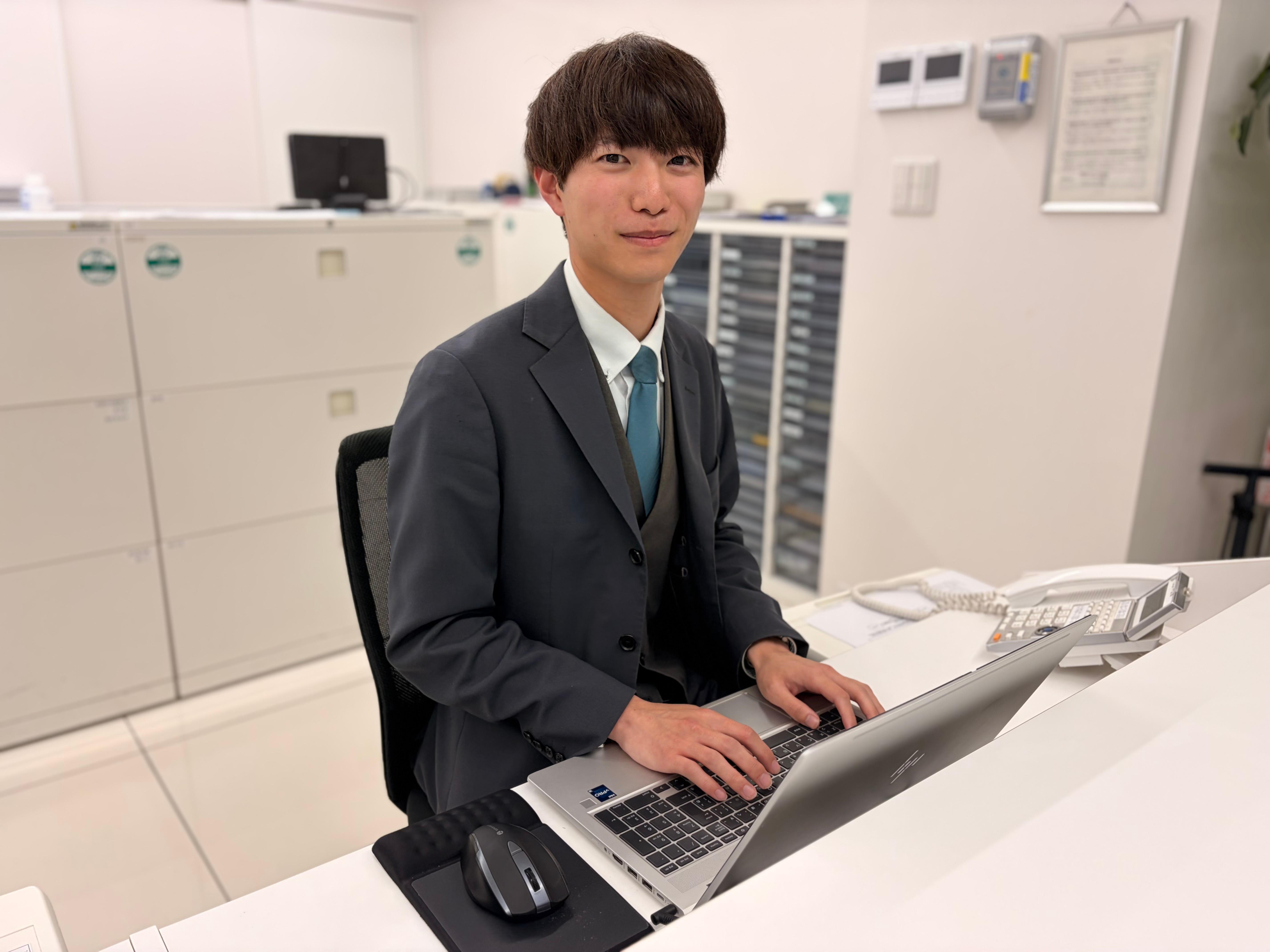店舗スタッフ接客写真