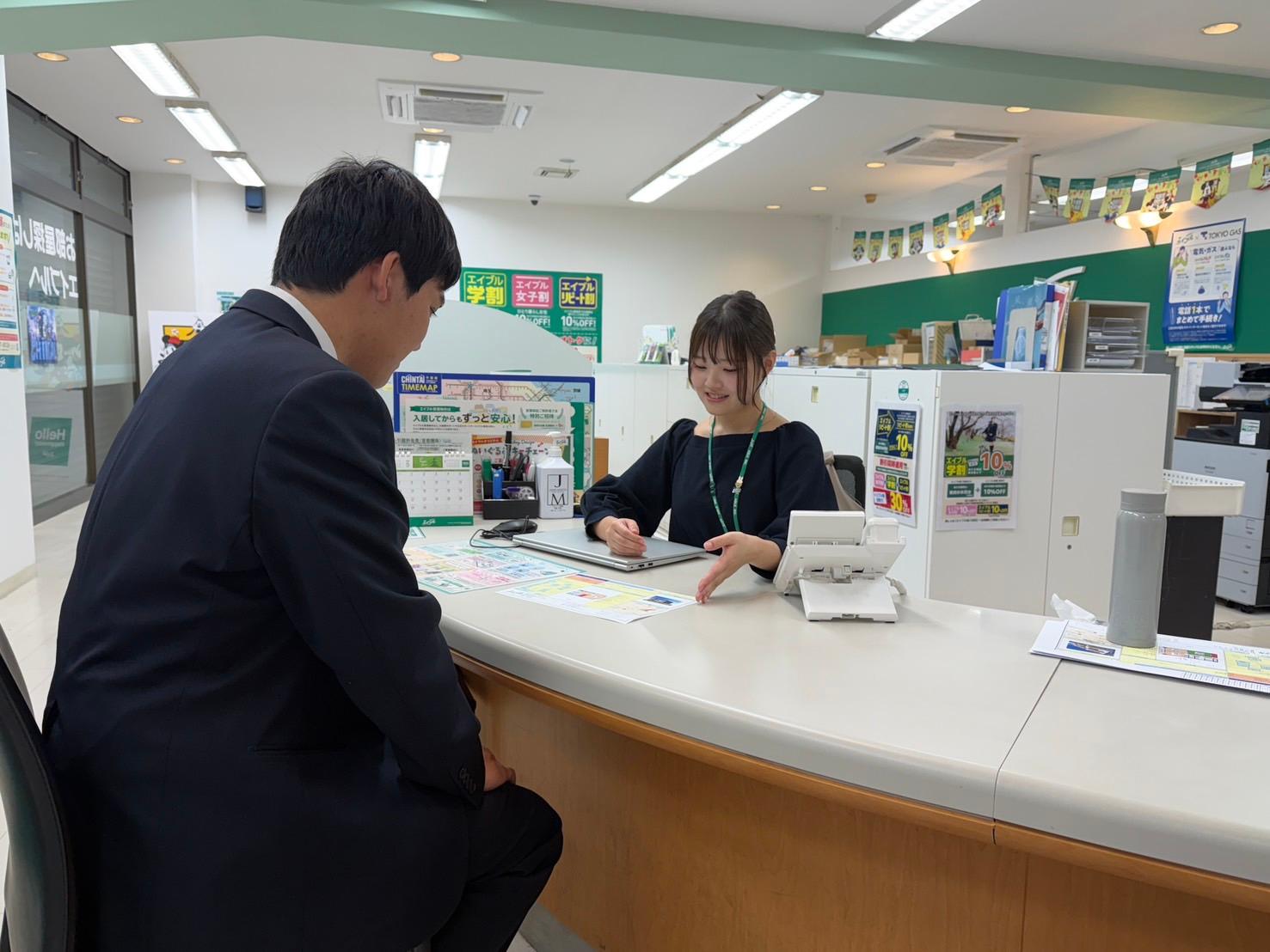 店舗スタッフ接客写真