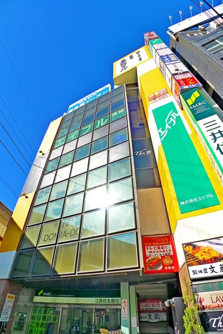 JR本八幡駅北口を出てすぐ左を見て頂くと三井住友銀行があります。そのビルの4階が当店で御座います♪