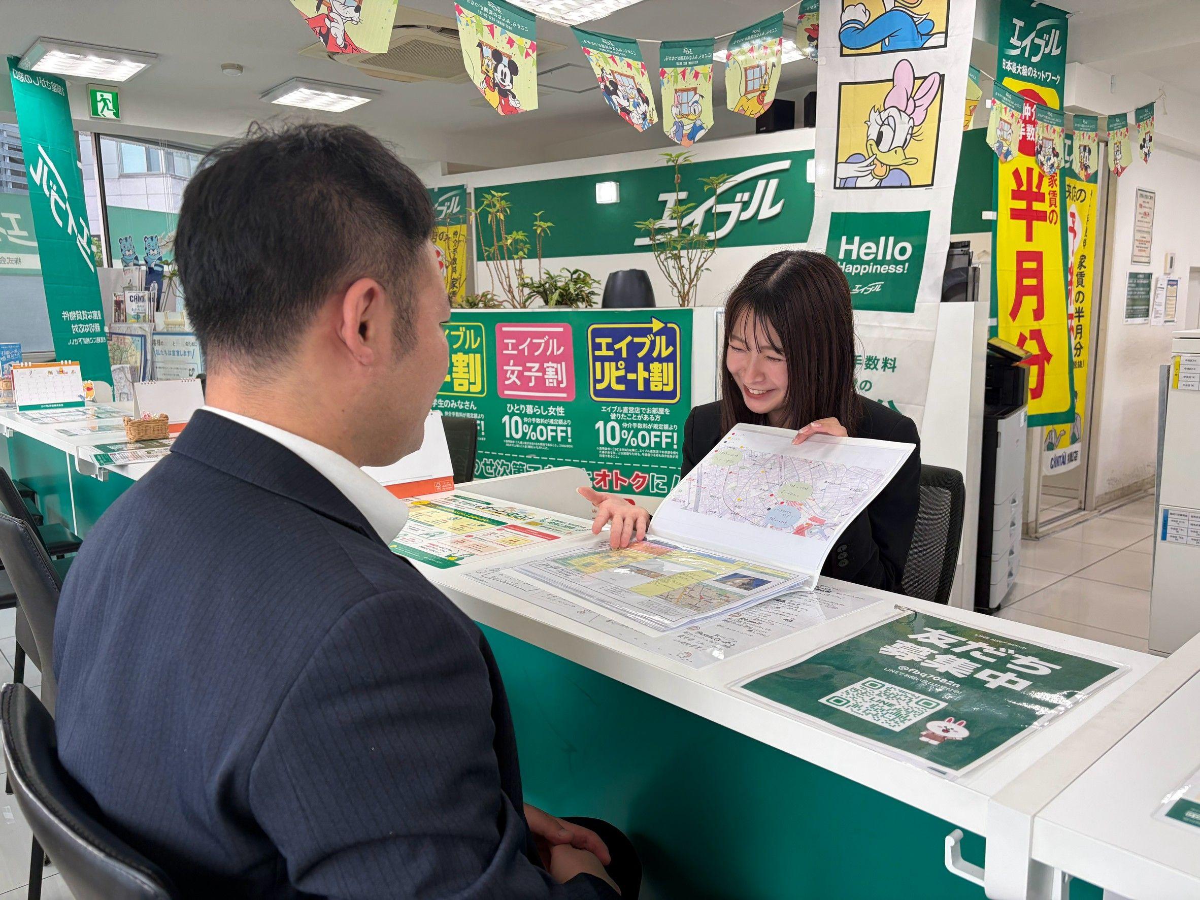 店舗スタッフ接客写真
