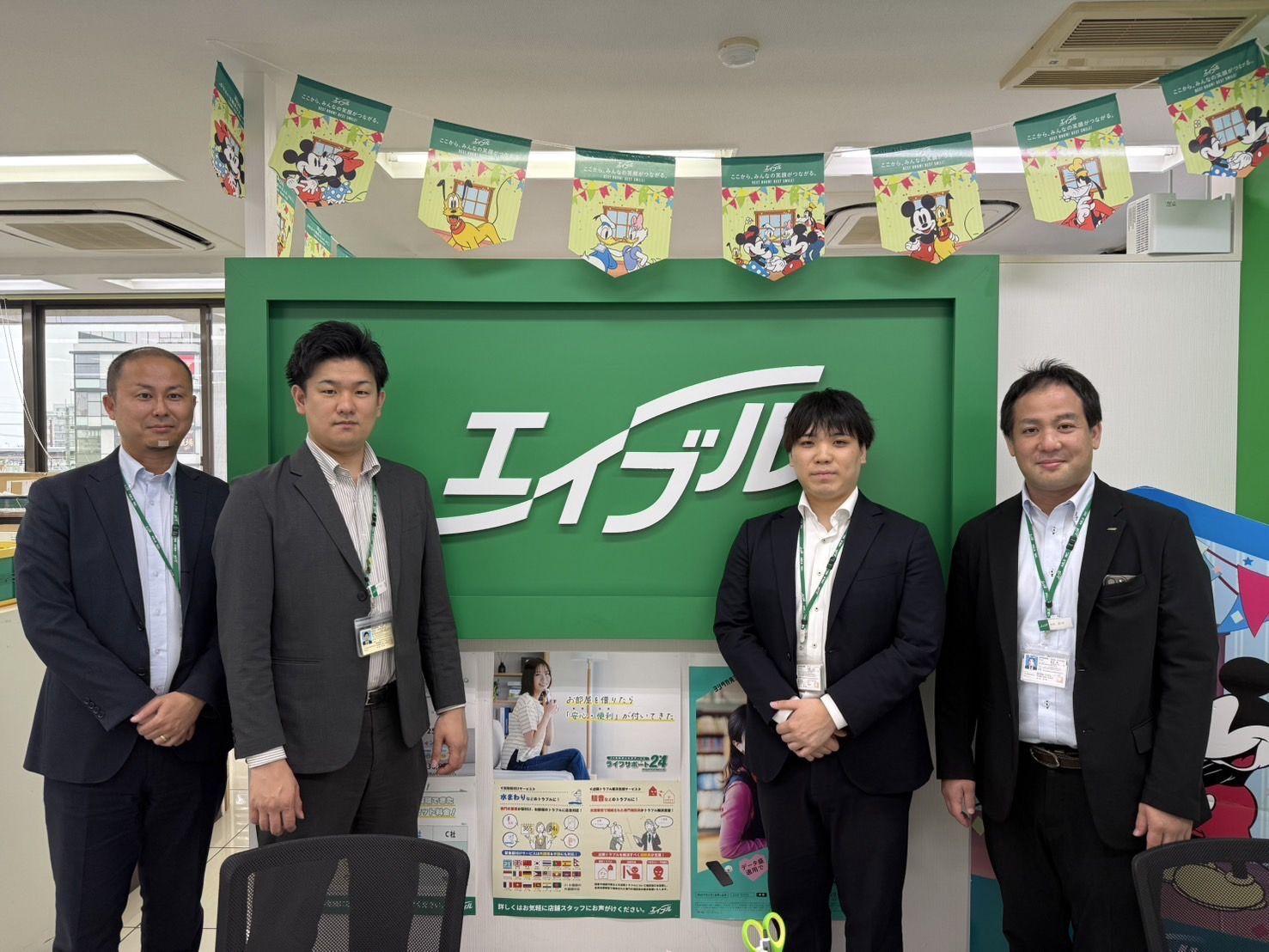 店舗スタッフ集合写真