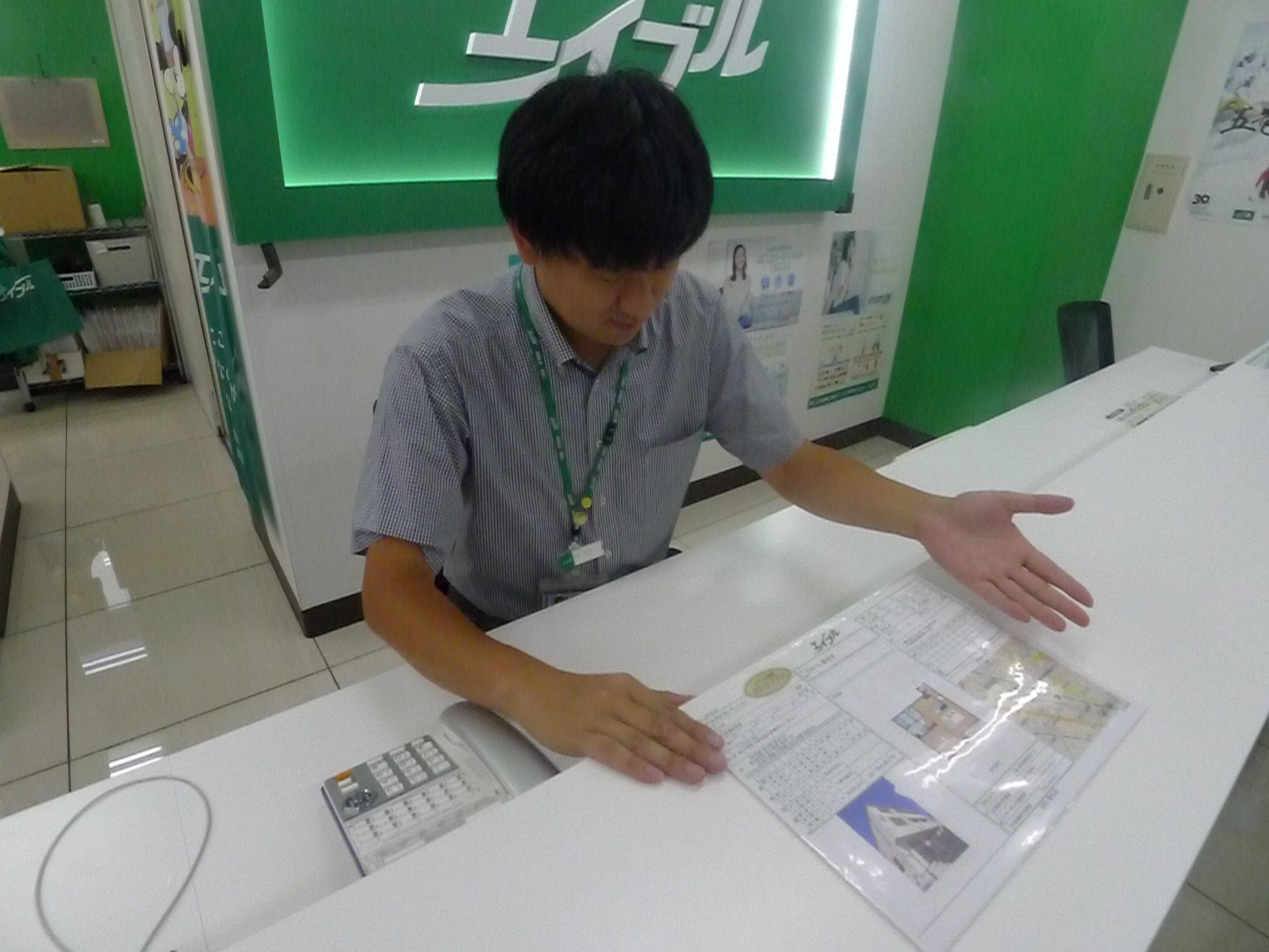 店舗スタッフ接客写真